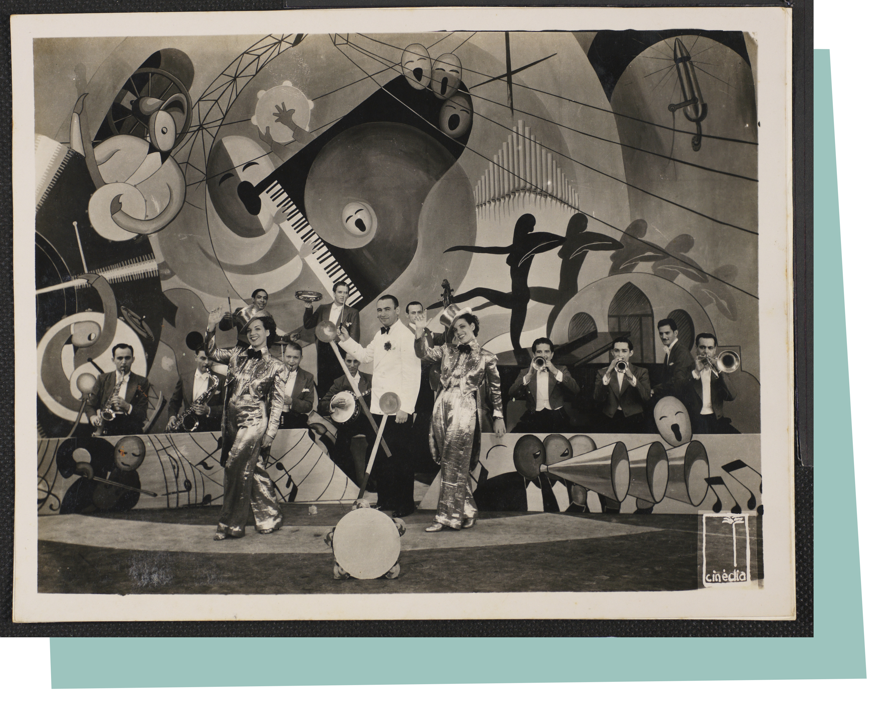  Carmen Miranda, Aurora Miranda e o Bando da Lua em cena referente ao filme, 1936 - 
              Jurandyr Noronha - 
              Coleção Jurandyr Noronha - 
              Acervo FMIS/RJ